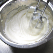 米粉とペリーのデコレーションケーキの作り方　生クリームを泡立てる