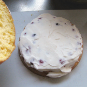 米粉のロールケーキの作り方　クリームをのせて平らにする