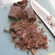 生チョコ大福の作り方　チョコレートを刻む