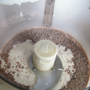 生チョコ大福の作り方　チョコに生クリームを加えて混ぜる