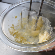 米粉のジンジャークッキーの作り方　バターと砂糖を混ぜる