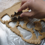 米粉のジンジャークッキーの作り方　型を抜く