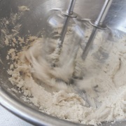 米粉のかぼちゃクッキーの作り方　バターと砂糖を混ぜる