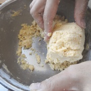 米粉のかぼちゃクッキーの作り方　生地をまとめる