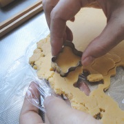米粉のかぼちゃクッキーの作り方　型を抜く
