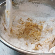 米粉のかぼちゃとりんごのタルトの作り方　米粉を混ぜる