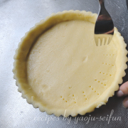 米粉のかぼちゃとりんごのタルトの作り方　フォークで穴を空ける
