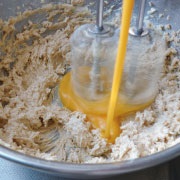 米粉クッキーの作り方　卵を混ぜる