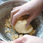 米粉クッキーの作り方　生地をまとめる