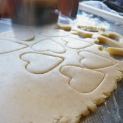 米粉クッキーの作り方　型を抜く