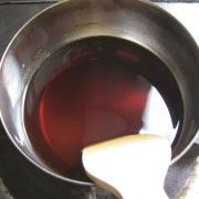くるみゆべしの作り方　醤油砂糖を加熱