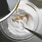 くるみゆべしの作り方　醤油砂糖を粉に加える