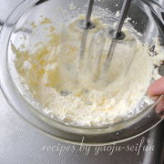 米粉の紫芋クッキーの作り方　バターと砂糖を混ぜる