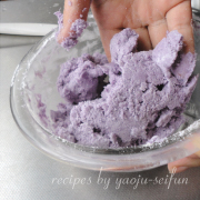 米粉の紫芋クッキーの作り方　生地をまとめる