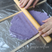 米粉の紫芋クッキーの作り方　生地をのばす