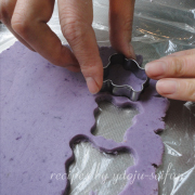 米粉の紫芋クッキーの作り方　型を抜く