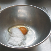 米粉パンケーキの作り方　卵と砂糖を混ぜる