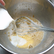 米粉のバナナパンケーキの作り方　牛乳を加える