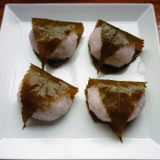 桜餅の作り方　葉の表を内側にして包む