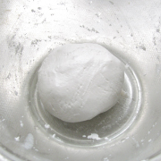 白玉団子の作り方　もち粉に水を加えてまとめる
