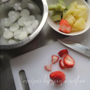 白玉団子入りフルーツポンチの作り方　果物をひとくちサイズに切ります。

