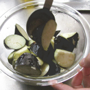 白玉団子といちじくとナスのマリネの作り方　オリーブオイルをかけて混ぜる
