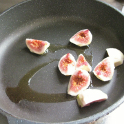 白玉団子といちじくとナスのマリネの作り方　いちじくを炒める