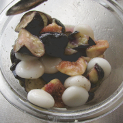 白玉団子といちじくとナスのマリネの作り方　白玉団子を加えて混ぜる