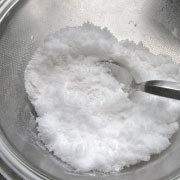 鶯餅の作り方　もち粉と砂糖を混ぜる